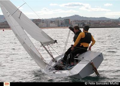 Fisiocenter, vencedores en la cuarta jornada del Trofeo de Otoño de Snipe del Real Club Astur de Regatas. Fisiocenter, vencedores en la cuarta jornada del Trofeo de Otoño de Snipe del Real Club Astur de Regatas.