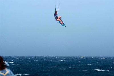 Kitesurf hasta el anochecer en el Gran Canaria Air Battle Kitesurf hasta el anochecer en el Gran Canaria Air Battle