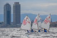 La Federación Catalana de Vela lidera la Barcelona Team Racing tras una primera jornada pasada por agua