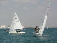 La Flota de Snipe de Cádiz inaugura su temporada con 16 barcos en la primera jornada.