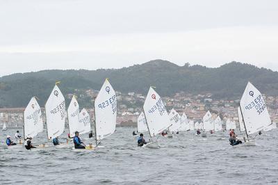 La flota del Mediterráneo manda tras la primera jornada del Meeting Ciudad de Vigo, que solo permitió completar dos regatas La flota del Mediterráneo manda tras la primera jornada del Meeting Ciudad de Vigo, que solo permitió completar dos regatas