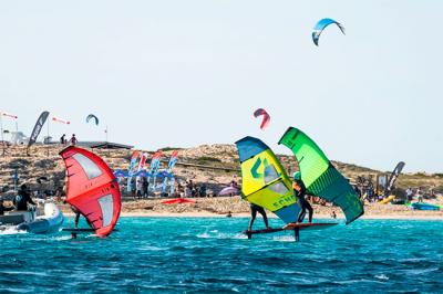 La playa de La Barrosa acoge el primer campeonato de Andalucía de la clase Wing Foil La playa de La Barrosa acoge el primer campeonato de Andalucía de la clase Wing Foil