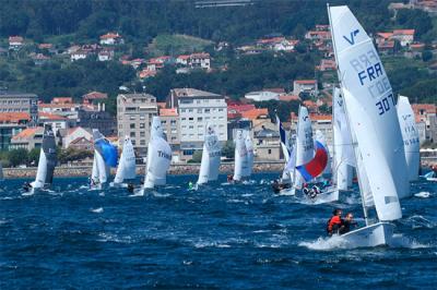 La primera prueba del Mundial de Vaurien, tras dos horas de espera en la ría viguesa por viento rolón, establece el grupo de favoritos La primera prueba del Mundial de Vaurien, tras dos horas de espera en la ría viguesa por viento rolón, establece el grupo de favoritos
