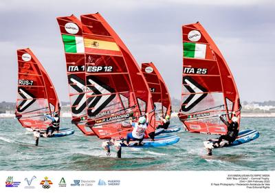 Las tablas voladoras toman la bahía gaditana Las tablas voladoras toman la bahía gaditana