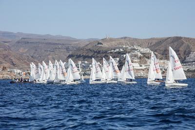 Los continuos cambios de presión y dirección del viento, impidieron en esta segunda jornada el completo desarrollo del programa de regatas. Los continuos cambios de presión y dirección del viento, impidieron en esta segunda jornada el completo desarrollo del programa de regatas.