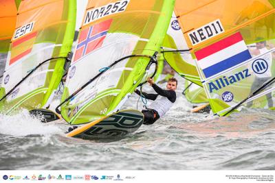 Los holandeses Kiran Badloe y Lilian De Geus llegan líderes a la jornada final tras el penúltimo asalto en la bahía gaditana Los holandeses Kiran Badloe y Lilian De Geus llegan líderes a la jornada final tras el penúltimo asalto en la bahía gaditana
