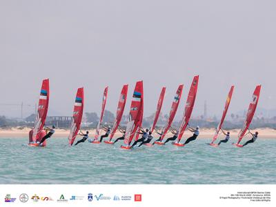 Más viento y presión en el segundo asalto al ‘International iQFOil Games Cádiz’ en la bahía gaditana Más viento y presión en el segundo asalto al ‘International iQFOil Games Cádiz’ en la bahía gaditana