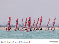 Más viento y presión en el segundo asalto al ‘International iQFOil Games Cádiz’ en la bahía gaditana