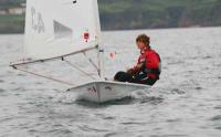 Patricia Coro y Raúl Sánchez mandan en la liga de laser Bahía de Cádiz