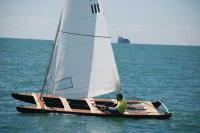 Ramón Calero levanta la copa autonómica de Patín a Vela organizada por la Escuela de Vela del RCN de El Puerto de Santa María y la FAV