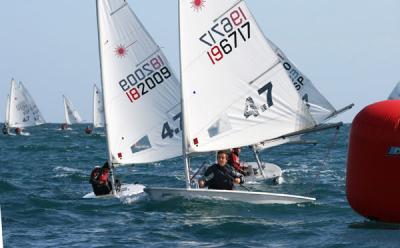Tres baleares empiezan el Campeonato de España de Vela Infantil en posición de podio Tres baleares empiezan el Campeonato de España de Vela Infantil en posición de podio